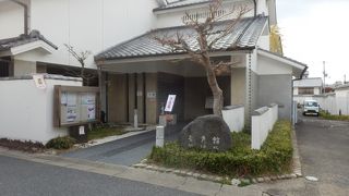 奈良市内の"ならまち"にあり伝統的なわらべうたや郷土芸能を普及するため設立された施設