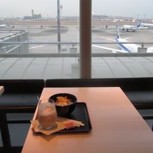 羽田空港国際線 ANAラウンジ (110番ゲート付近)