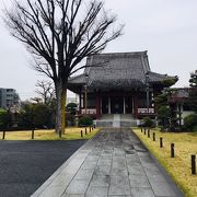 正覚山法雨院といい、浄土宗のお寺です。境内には「涙石」と呼ばれる不思議な形の石があります。