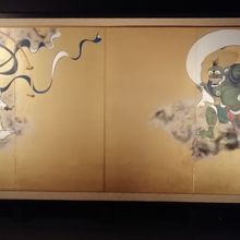 俵屋宗達の風神雷神図屏風です