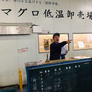 「地域をつなぐ架け橋ツアー」で市場の職員さんが館内を案内してくれました