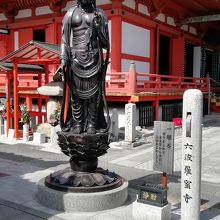 煌びやかな本堂です