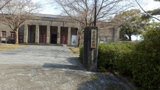 岩国藩時代の工芸品、古文書、錦帯橋関連資料を展示