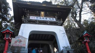 階段の途中にある門