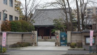 ビルに囲まれた立派なお寺