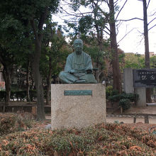 近松門左衛門銅像。