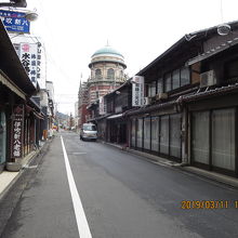 右奥のレンガの建物