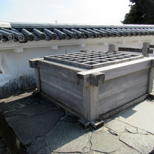 ここには伝説の伝わる「霧吹き井戸」もあります