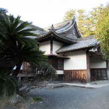 玄関周りの土地は掘削されてゆとりがないため、写真撮影が難しい