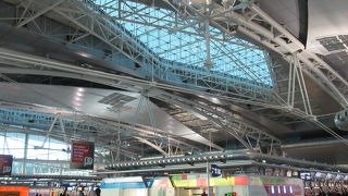 天井が高くてきれいな空港