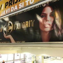 空港では美女がお出迎え