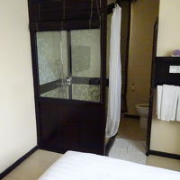 部屋からシャワ－室やトイレは見えます