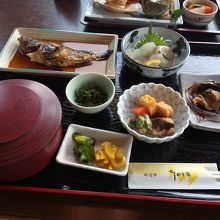 おまかせ定食。これ以外にカキフライがさらに出てきました。