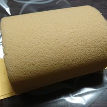 ロールケーキにはクリームが入っています