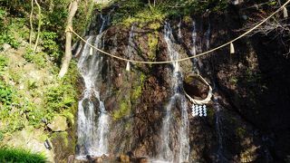 いくつもの筋になって流れ落ちる姿