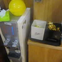 地下に設置されたサーバーと無料コーヒー・お茶の様子