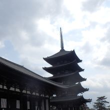 興福寺東金堂、右は興福寺五重塔
