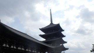 興福寺五重塔の北側に建つ室町時代の建築物