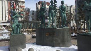 札幌駅前に鎮座
