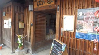 表側玄関両脇は格子戸造り、奥行の長い町家で構成されています