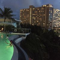 夜のプールも綺麗です