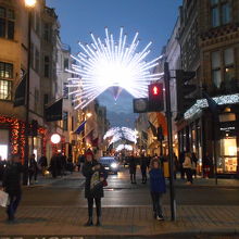 ネオンに輝くサヴィルロウ通り