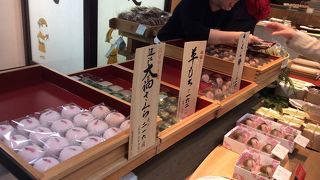 地下鉄にいける入り口側の角に女性客が固まるので、その一角だけは商品が見づらい