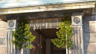 昔の電話機の展示が