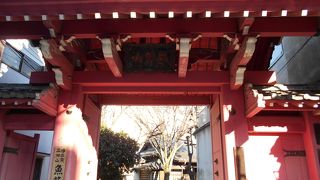 赤い山門が見ごたえあり！