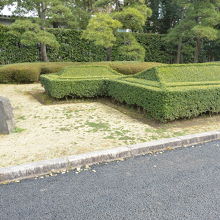 百人番所の形に刈り込まれた植木