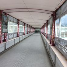 播但自動車道を渡る連絡橋はガラス張りです。