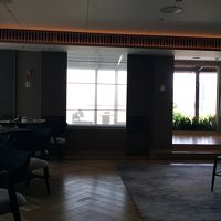 クラブラウンジ。扉を出れば外の風景も楽しめます。夜景も綺麗