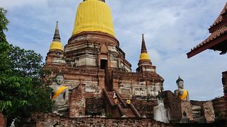 黄色の布が印象的