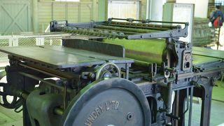 重々しい機械が