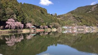 のんびりとした山あいの中にある釣りの名所