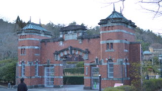 煉瓦造りの西洋式門