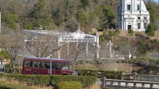 丁度バスが通るところ