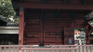 正門は別にあるけど、こちらの門の方が有名。