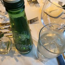 炭酸水とエディブルフラワーのシロップ