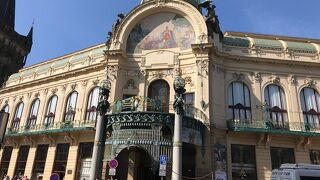 建物正面上部の絵がとても良かった