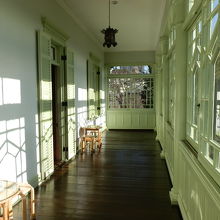 神戸の市街地を見下ろすベランダは絶景ポイントです。