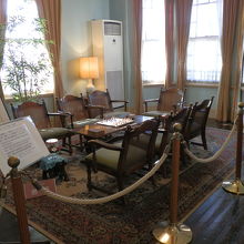 2階居間です。テーブルの上にチェスが置かれています。