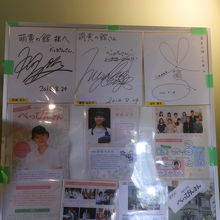 「べっぴんさん」に出演した女優さんのサインも飾ってありました