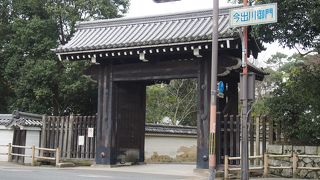 今出川通りに面する門