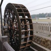 お店の前には水車が