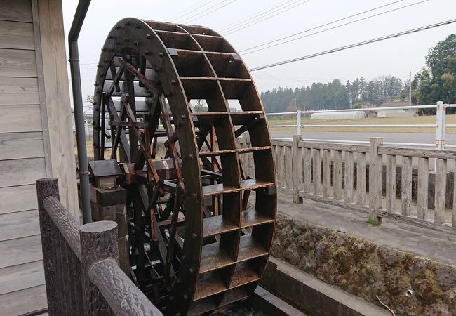 お店の前には水車が