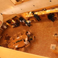 ロビーを4階の廊下から見下ろしました。