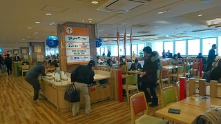 清潔でひろいフードコート