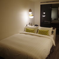 ベッド周囲も充分な広さ