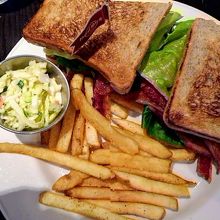 BLTサンドイッチ1680円なり。